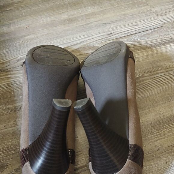 Apostrophe tan brown peep toe heels - Picture 8 of 11